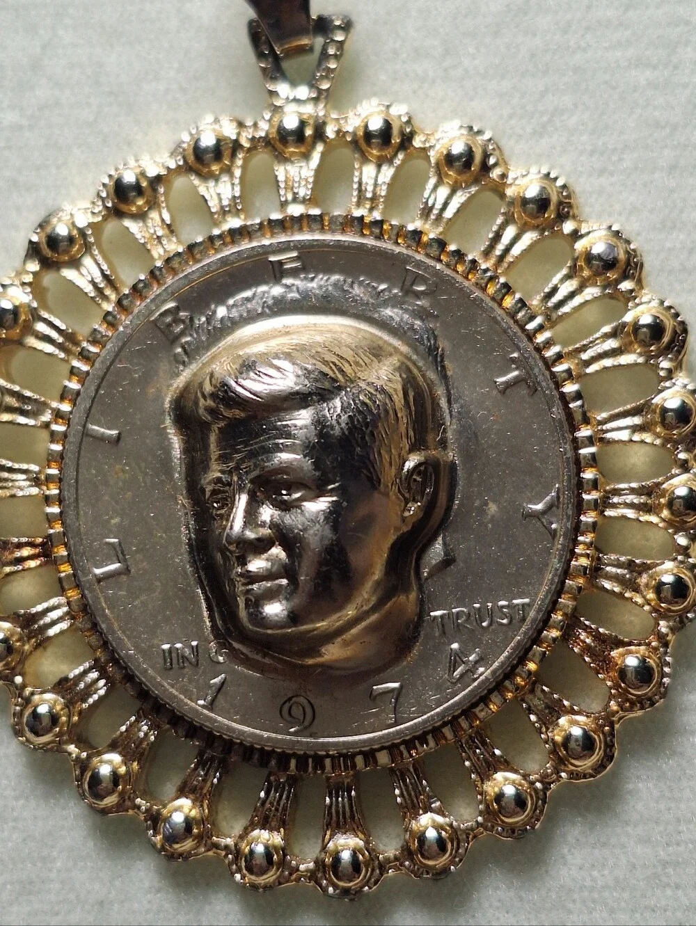 Vintage 1974 John F. Kennedy half dollar 3D pop-out Pendant